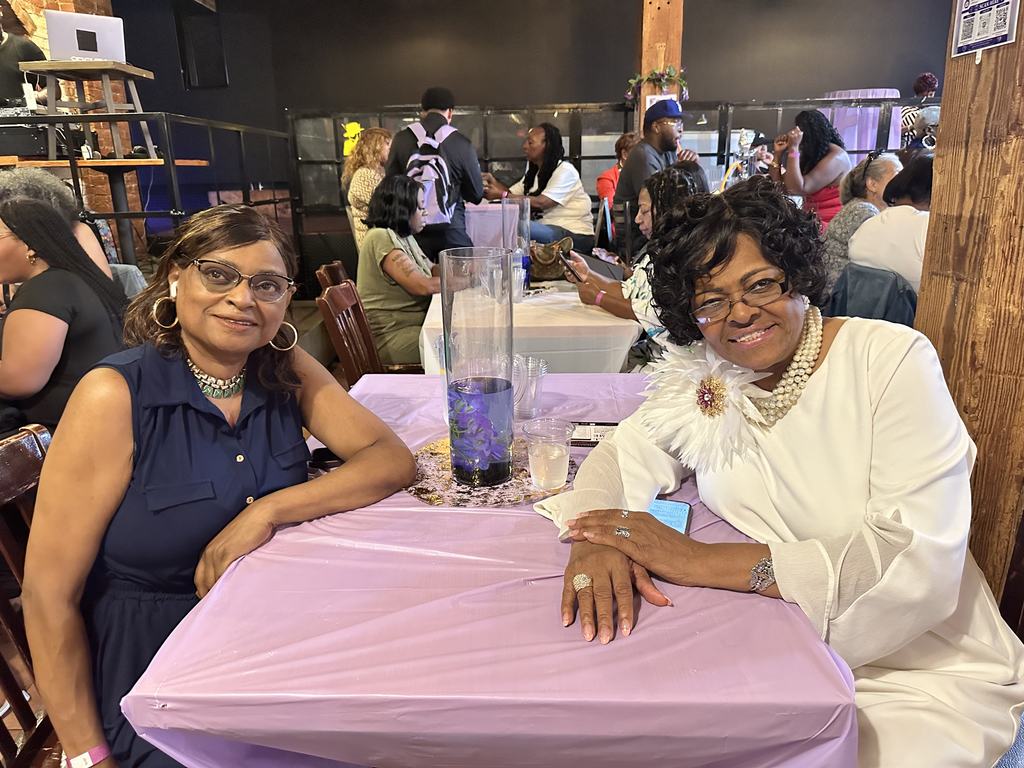 Two guests seated together at the Gift of Life Fundraiser